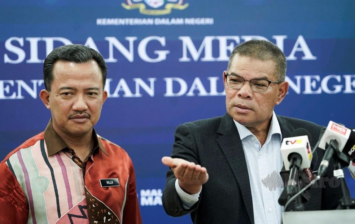 SAIFUDDIN ketika sidang media Putrajaya. Turut kelihatan Ketua Setiausaha Kementerian Kementerian Dalam Negeri, Datuk Ruji Ubi. FOTO Mohd Fadli Hamzah