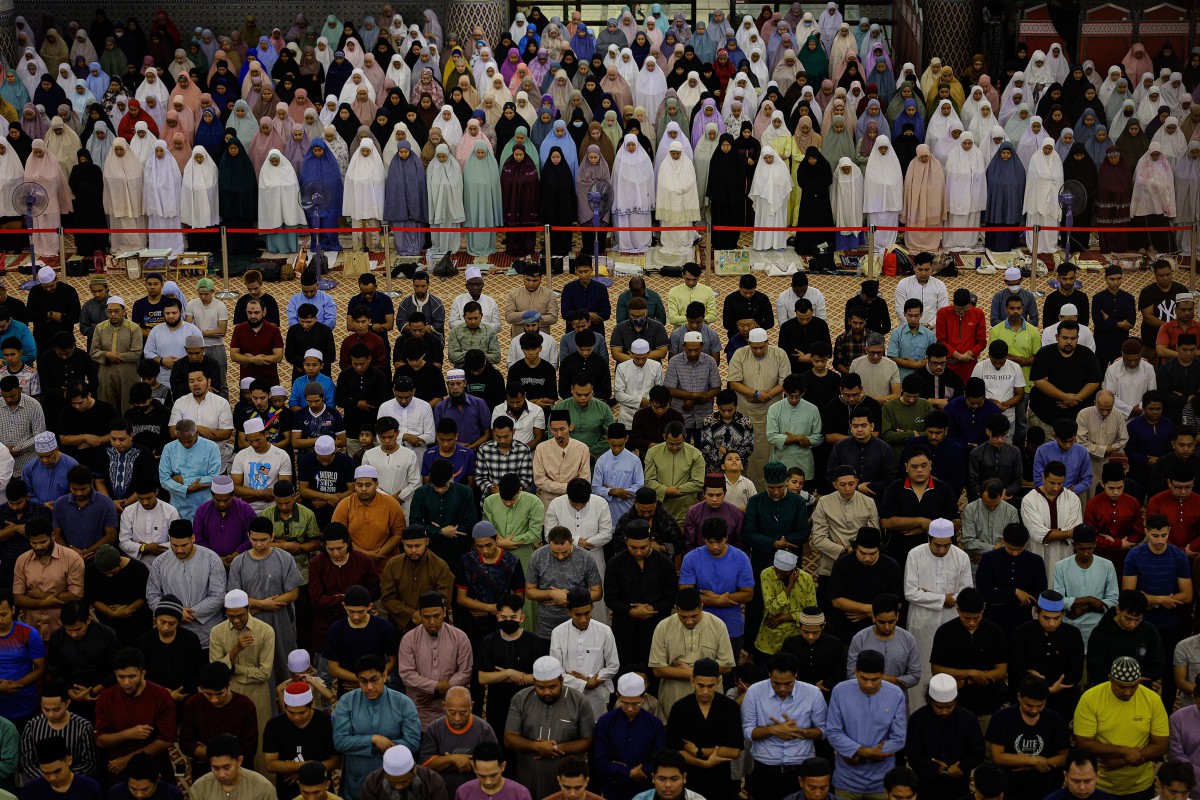 SUASANA di Masjid Negara semasa umat Islam mendirikan solat sunat tarawih pertama pada Ramadan hari ini.  FOTO Bernama