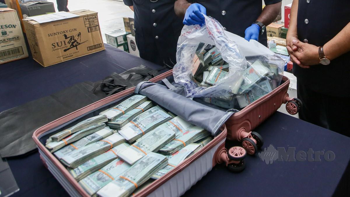 BAGASI berisi RM500,000 yang dijumpai di tempat letak kereta sebuah pusat beli-belah. FOTO arkib NSTP