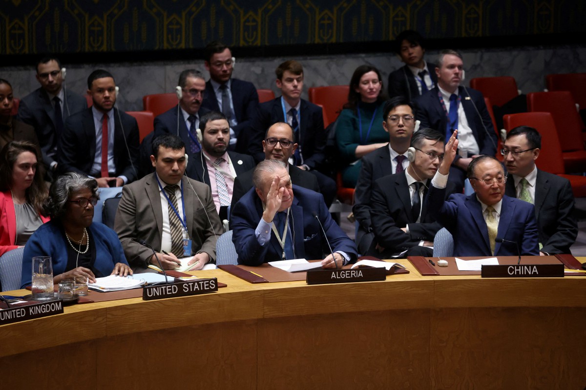 Duta China ke UN, Zhang Jun dan Duta Algeria ke UN, Amar Bendjama mengundi menentang resolusi tajaan Amerika Syarikat yang menggesa gencatan senjata di Gaza. FOTO Reuters