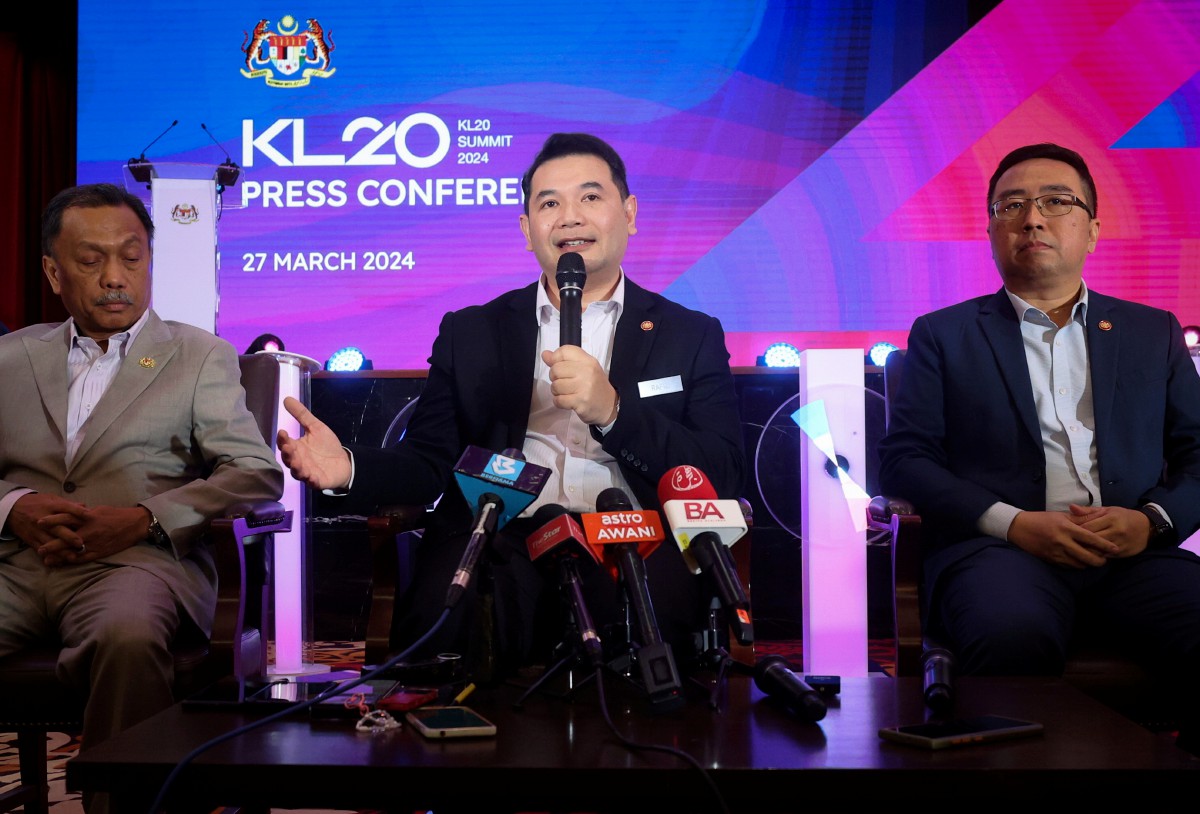 RAFIZI (tengah) mengadakan sesi sidang media selepas majlis Pra Pelancaran KL20 Summit 2024 di Bangunan Parlimen hari ini.