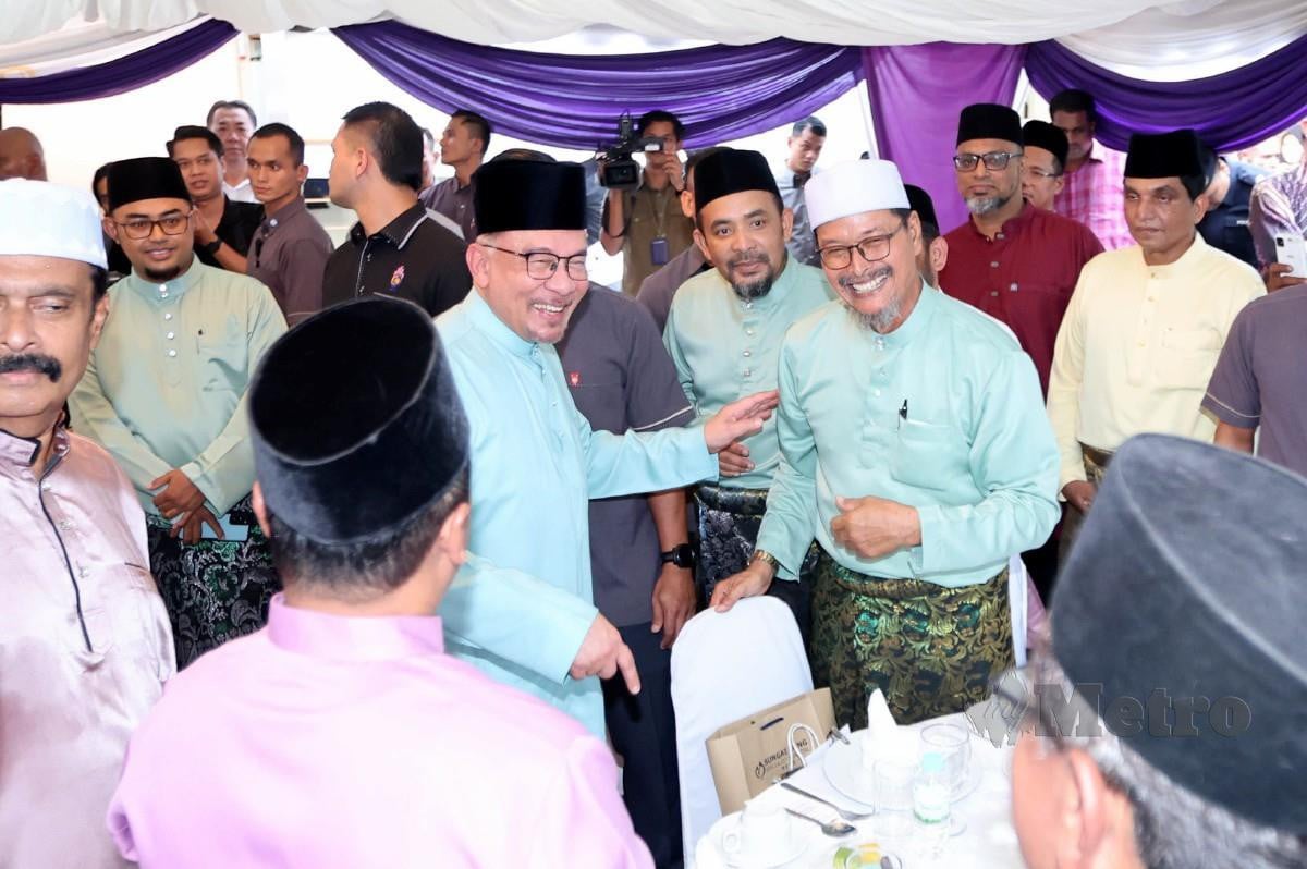 ANWAR hadir pada Majlis Berbuka Puasa Bersama Perdana Menteri di Masjid Ashabus Solihin, Taman Rakan, Kajang. FOTO Aizuddin Saad