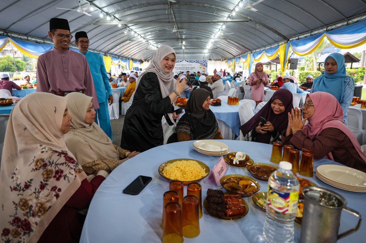 FADHLINA beramah mesra dengan orang ramai yang hadir pada majlis berbuka puasa di Masjid Daerah Seberang Perai Selatan hari ini. FOTO Bernama