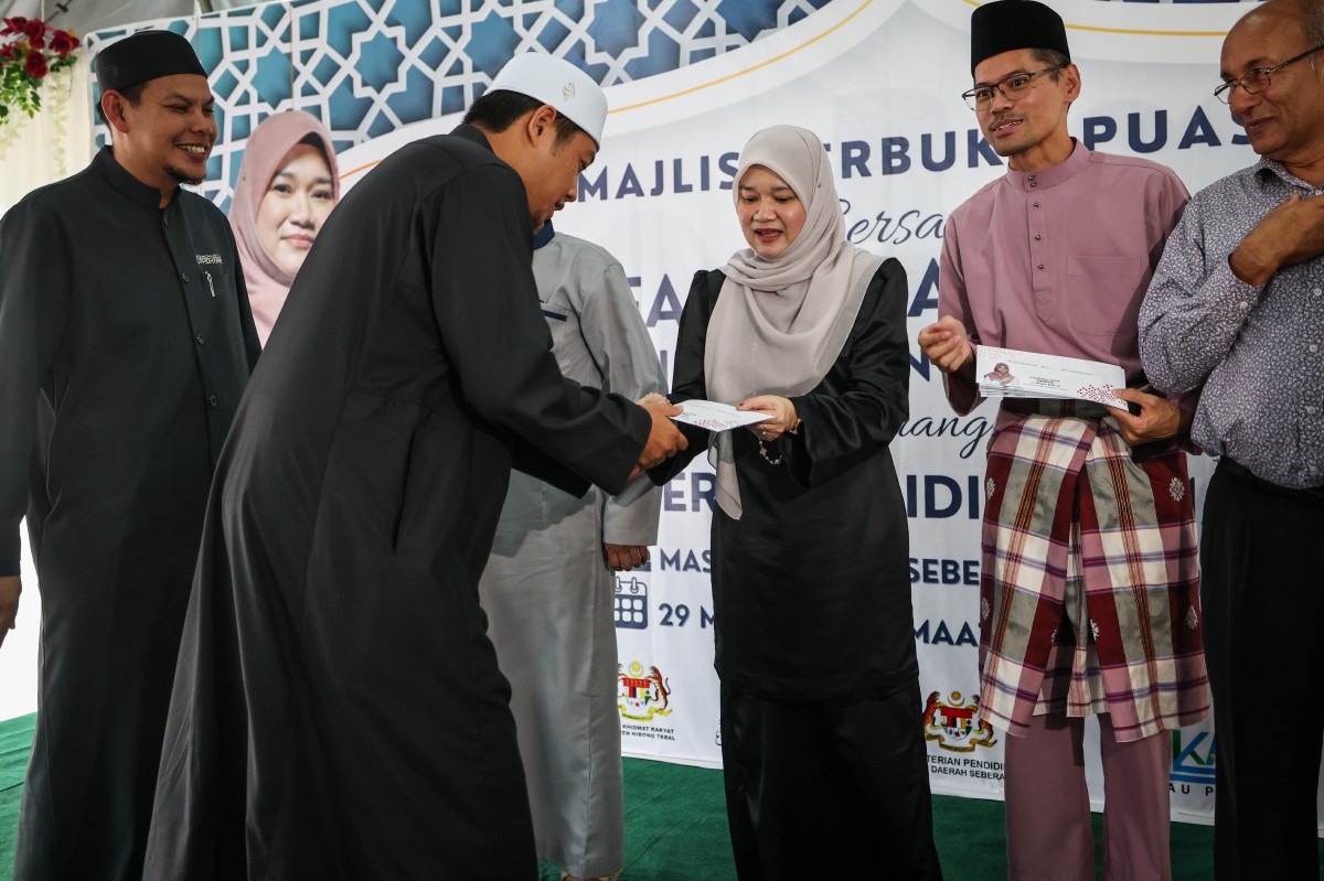 FADHLINA menyampaikan sumbangan kepada penerima pada majlis berbuka puasa di Masjid Daerah Seberang Perai Selatan hari ini. FOTO Bernama