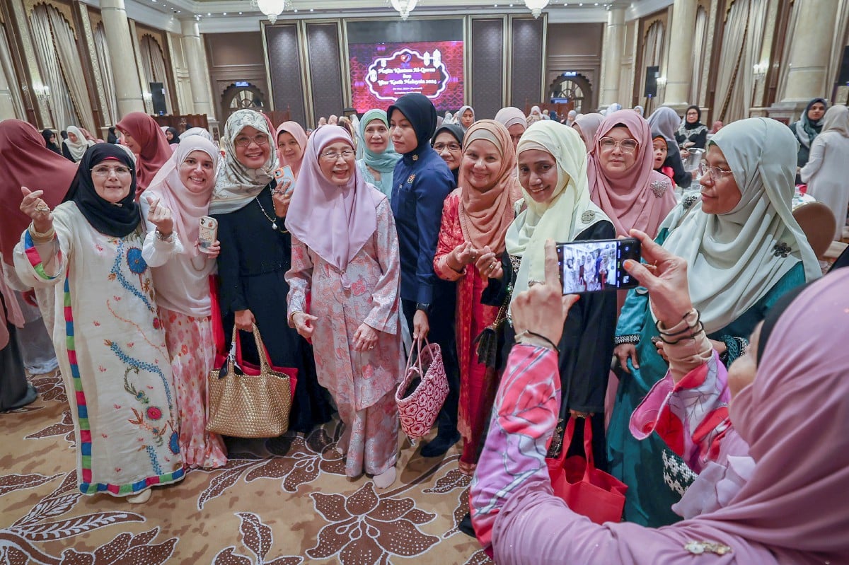 DR Wan Azizah bergambar bersama ahli-ahli Kasih Malaysia semasa Majlis Khatam Al-Quran dan Iftar Pertubuhan Kebajikan Amal Silatulrahim Isteri-Isteri Harapan (Kasih Malaysia) 2024 di Kompleks Seri Perdana hari ini. FOTO Bernama
