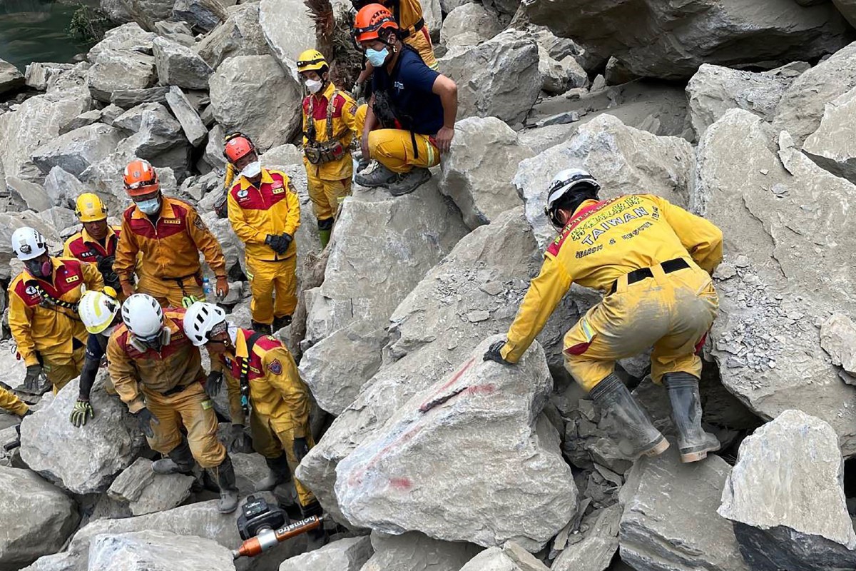 PASUKAN menyelamat mencari mangsa gempa bumi di Taman Negara Taroko di Hualien. FOTO CNA / AFP