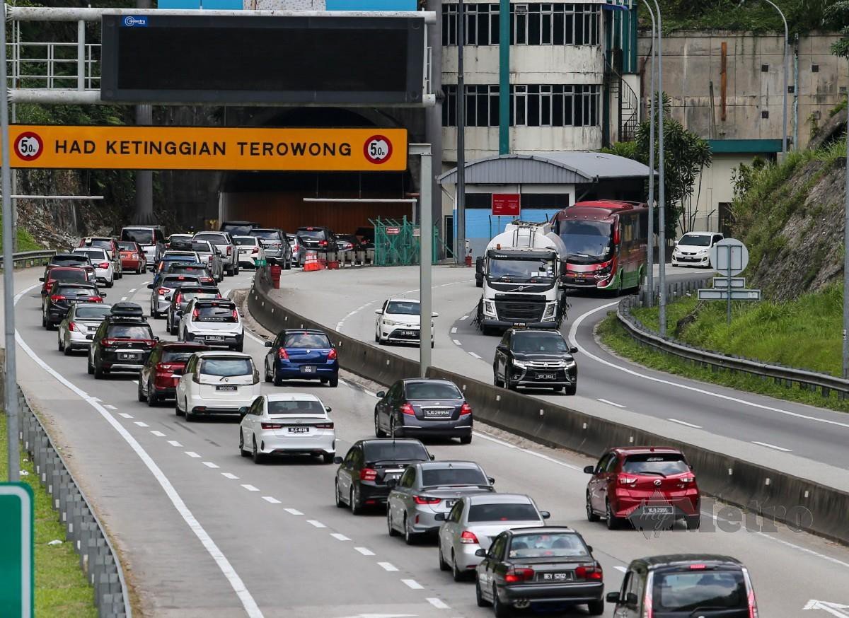 KEADAAN trafik di Lebuhraya Karak ke Kuala Lumpur bergerak perlahan sebelum terowong Genting Sempah. FOTO Aswadi Alias