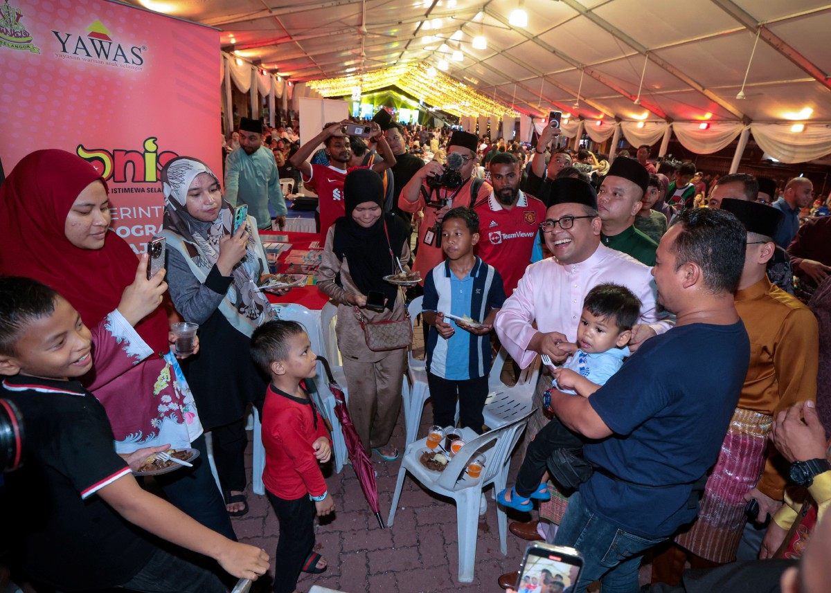 AMIRUDIN beramah mesra dengan orang ramai yang hadir pada Majlis Rumah Terbuka Aidilfitri Peringkat Negeri Selangor Tahun 2024 di Pekan Kuala Kubu Baharu malam ini. FOTO Bernama.