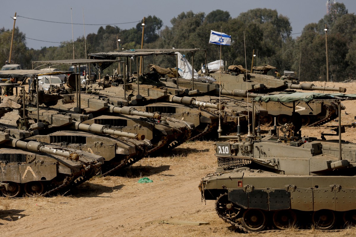 KENDERAAN tentera Israel diparkir berhampiran sempadan Israel-Gaza. FOTO Reuters