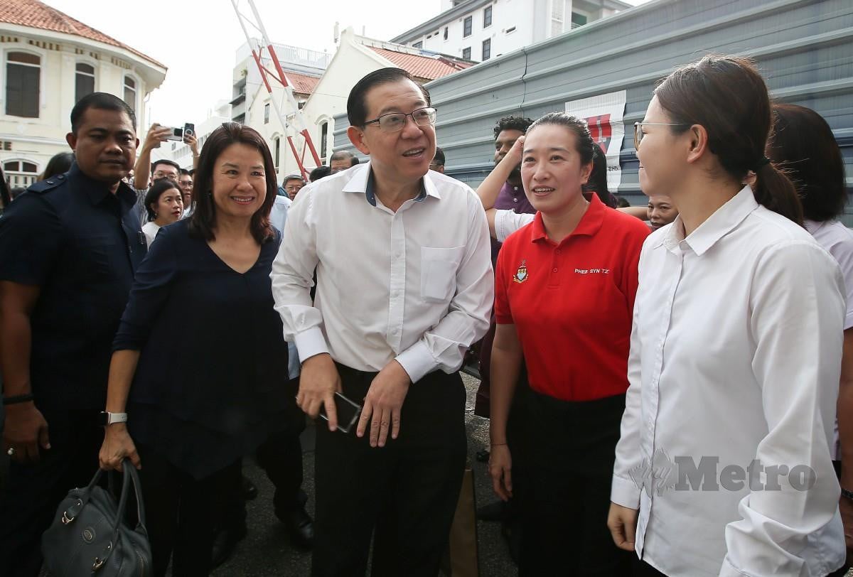 GUAN Eng (tengah) bersama Betty hadir ke Mahkamah Tinggi Pulau Pinang untuk membatalkan tuduhan rasuah membabitkan projek asrama pekerja asing bernilai RM11.6 juta. FOTO Mikail Ong