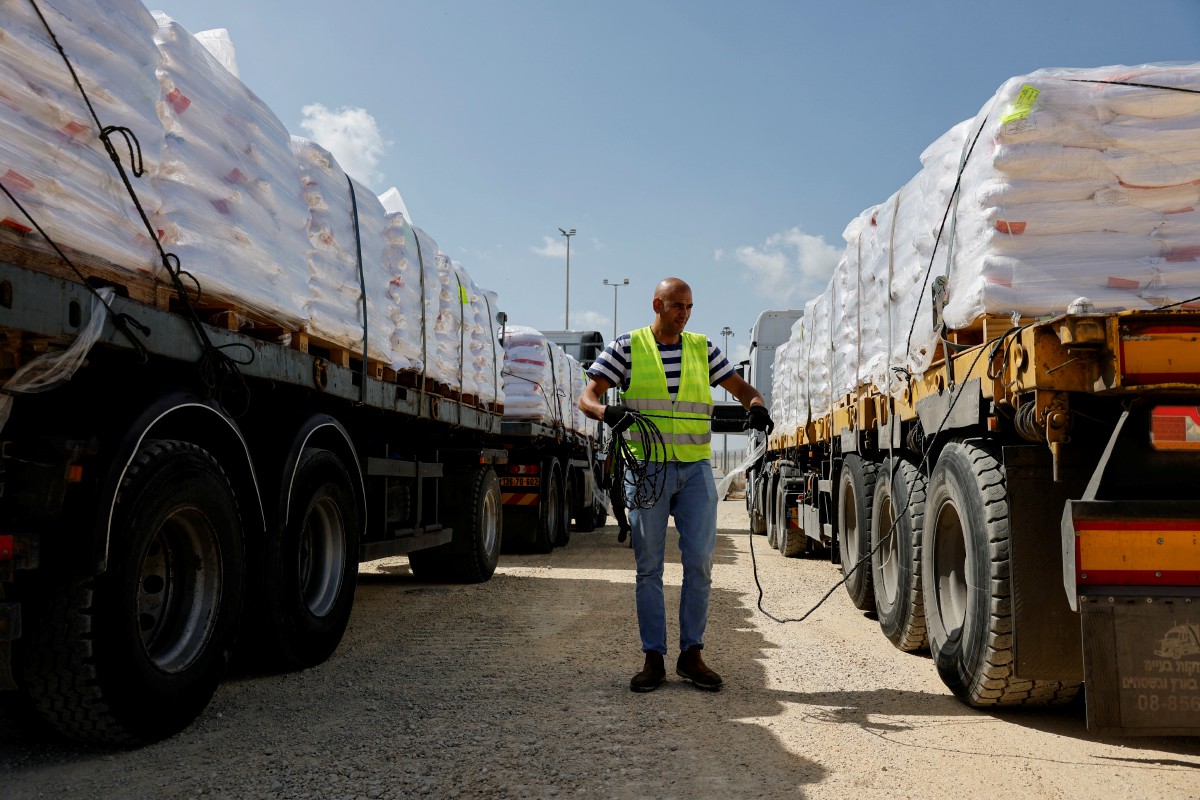 LELAKI mengikat bantuan makanan yang akan dihantar Semenanjung Gaza. FOTO  Reuters