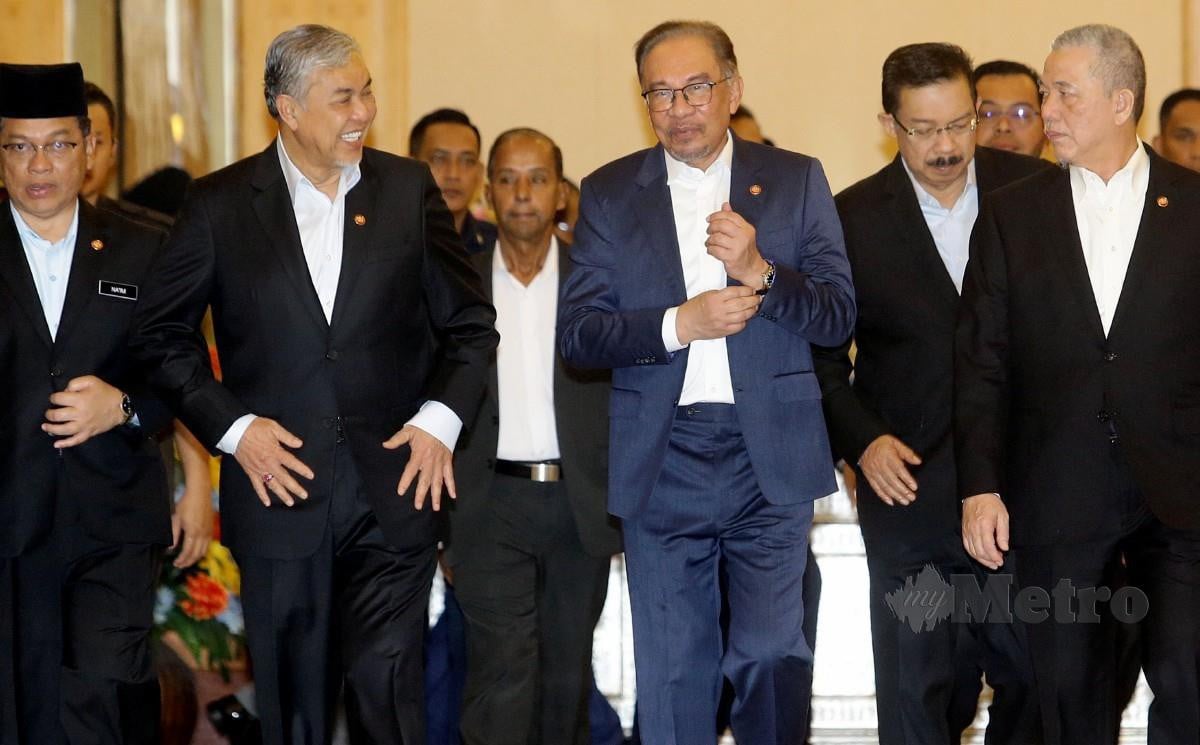 ANWAR diiringi Ahmad Zahid dan Fadillah ketika hadir Majlis Perjumpaan Perdana Menteri Bersama Warga jabatan Perdana Menteri di Putrajaya. FOTO Mohd Fadli Hamzah