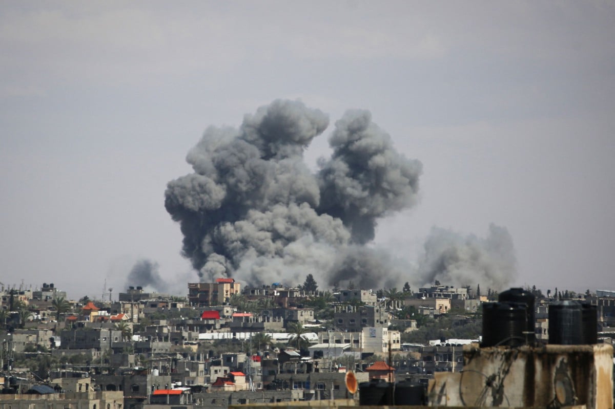 ASAP menjulang ke udara berikutan pengeboman di timur Rafah di selatan Semenanjung Gaza. FOTO AFP