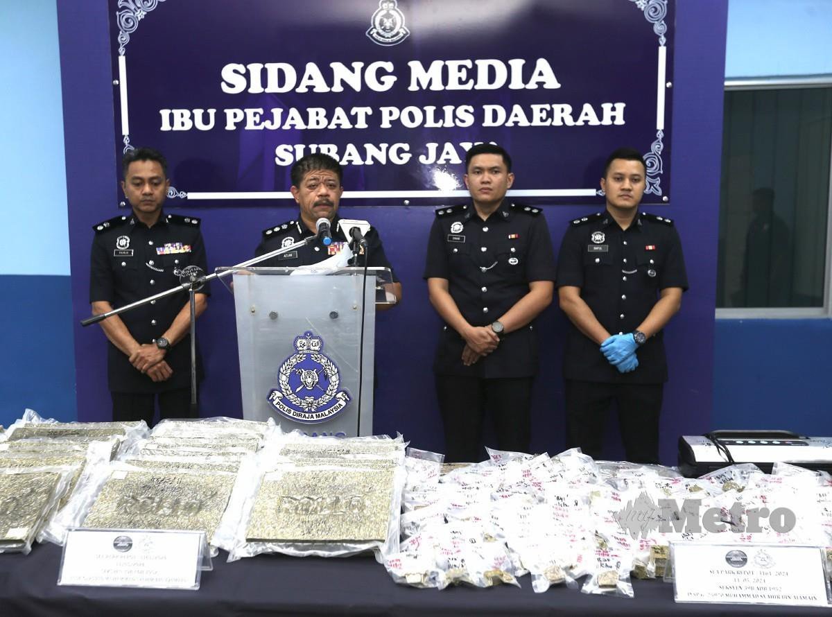WAN Azlan (tiga kanan) bersama pegawai Siasatan Jenayah Narkotik mengenai kejayaan menumpaskan dua sindiket melibatkan rampasan dadah ganja di Ibu Pejabat Polis Dearah Subang Jaya. FOTO Amirudin Sahib.