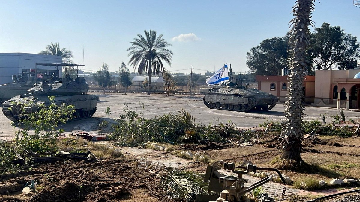 KENDERAAN tentera Israel beroperasi di sebelah Gaza di Lintasan Rafah. FOTO Israel Defense Forces/Reuters