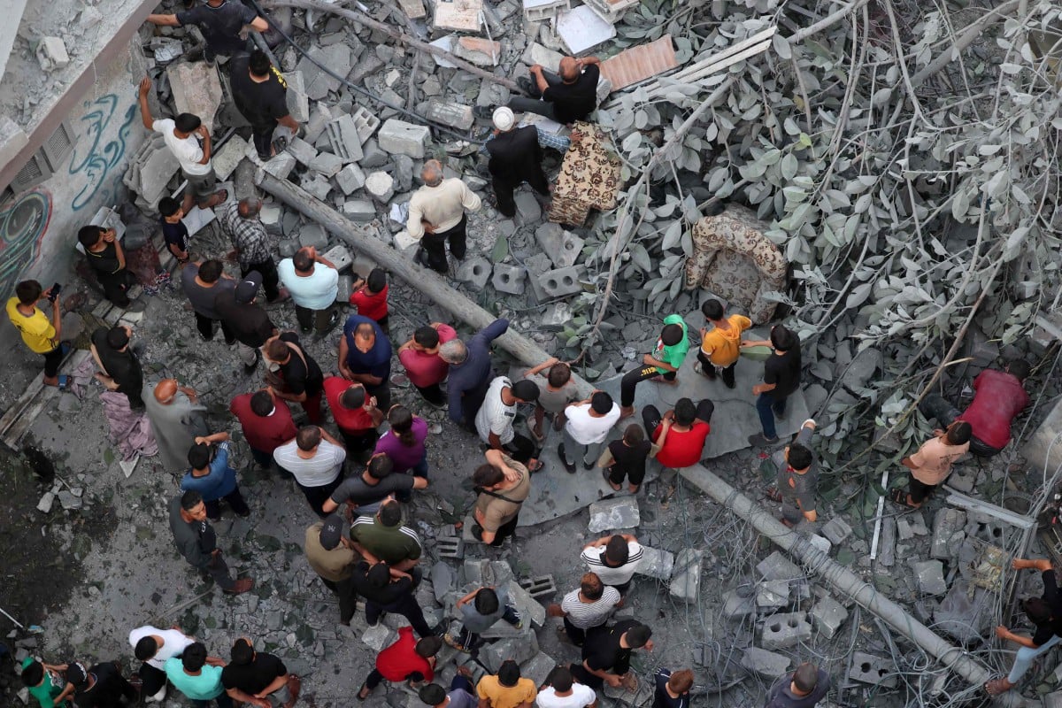 RAKYAT Palestin mencari mangsa yang terselamat akibat serangan udara Israel di kejiranan Al-Daraj. FOTO AFP