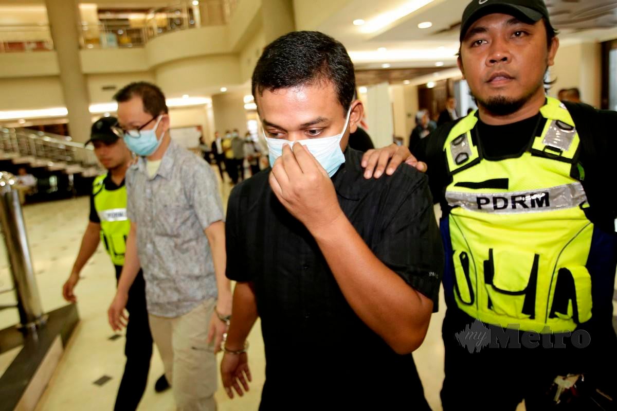 DUA pegawai kanan Polis Diraja Malaysia (PDRM) diiringi Unit Siasatan Jenayah Terkelas (USJT) ketika hadir untuk pendakwaan di Kompleks Mahkamah Kuala Lumpur, Jalan Duta. FOTO Aizuddin Saad