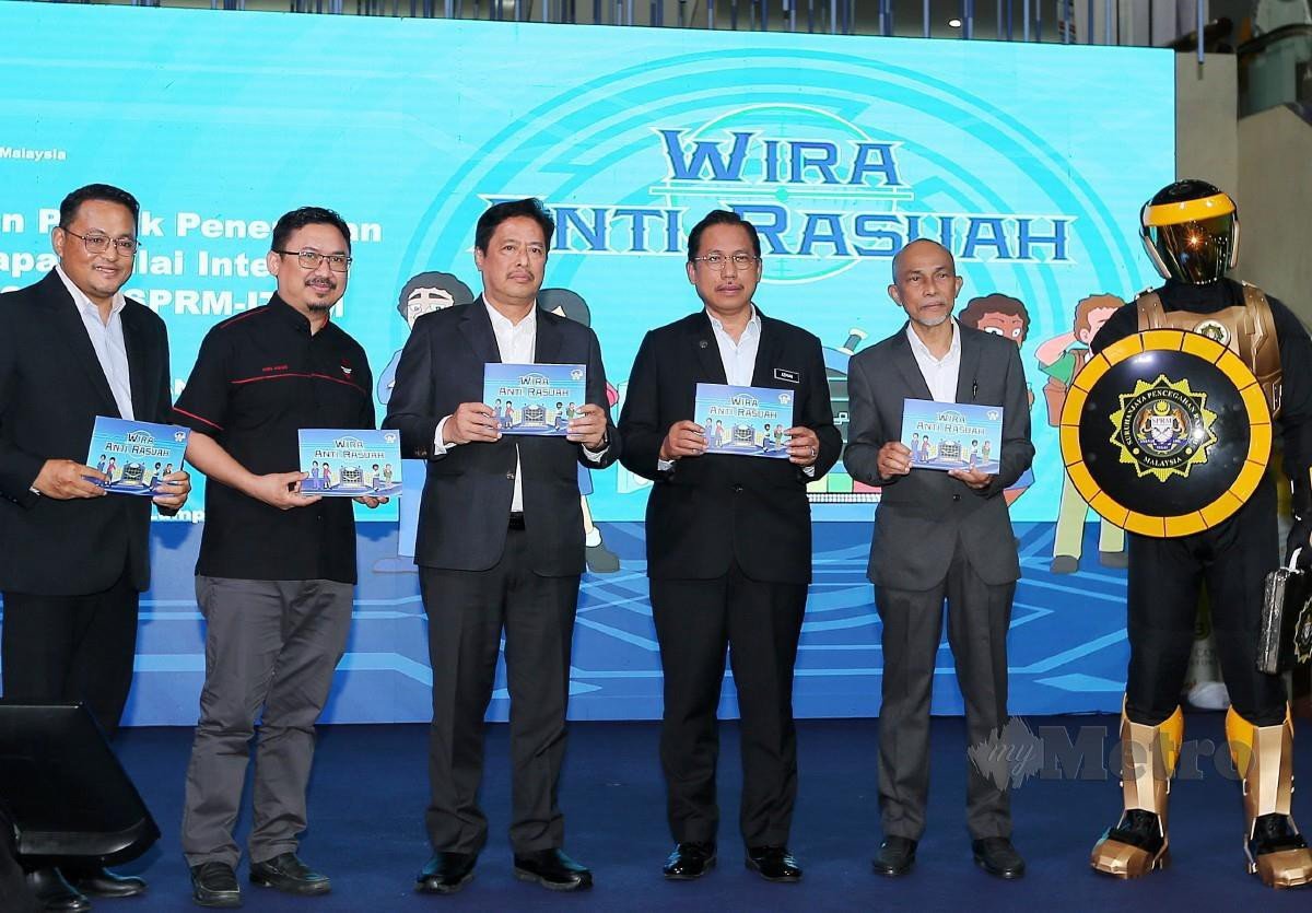 AZAM (tiga kiri) dan Ketua Pengarah Pendidikan Malaysia, Azman Adnan (tiga kanan) pada Prapelancaran Projek Kerjasama Penerbitan dan Program Penerapan Nilai Integriti (Antirasuah) usaha sama antara SPRM dan ITBM di PBAKL 2024. FOTO Saifullizan Tamadi 
