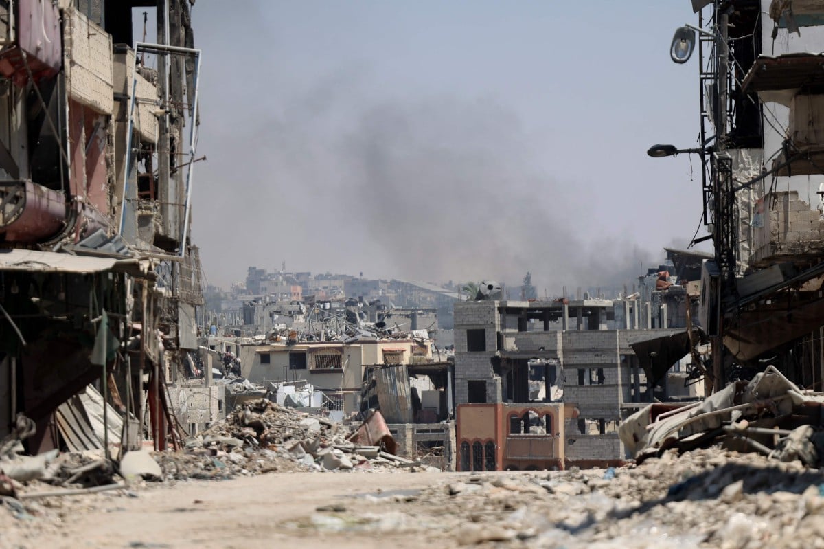 ASAP kelihatan dari kawasan yang menjadi sasaran Israel di daerah Shujaiya, Bandar . FOTO AFP