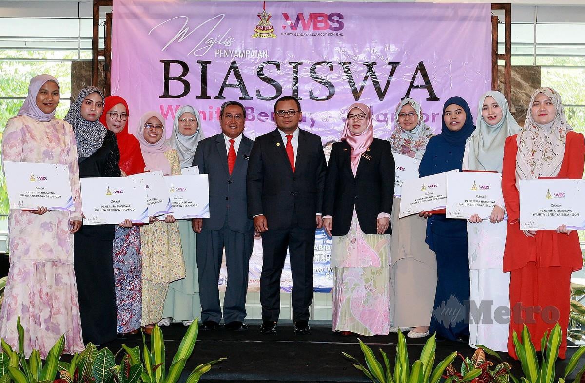 AMIRUDIN (tengah) diiringi EXCO Pembangunan Wanita dan Kebajikan Masyarakat Selangor, Anfaal Saari (lima dari kanan) bersama penerima biasiswa pada Majlis Penyampaian Biasiswa Wanita Berdaya Selangor hari ini. FOTO Faiz Anuar 