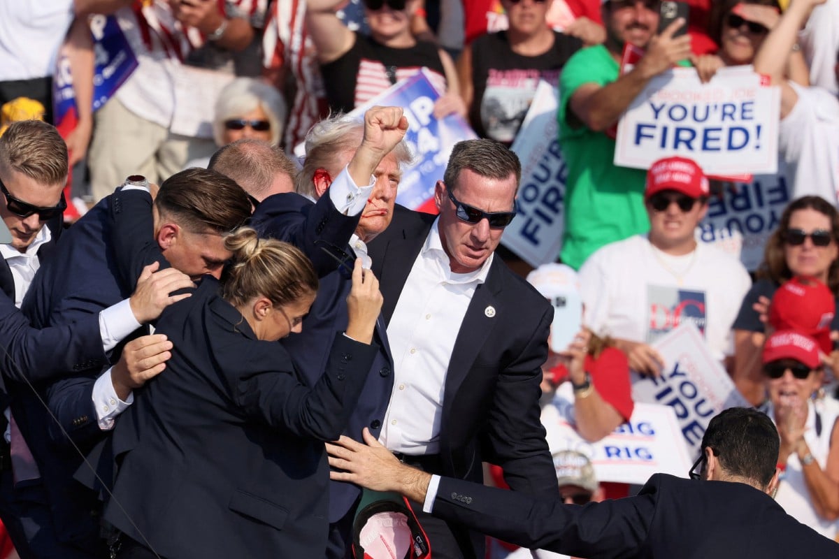 DONALD Trump dibantu dibawa turun dari pentas selepas dentuman kedengaran ketika perhimpunan kempen di Butler, Pennsylvania. FOTO Reuters