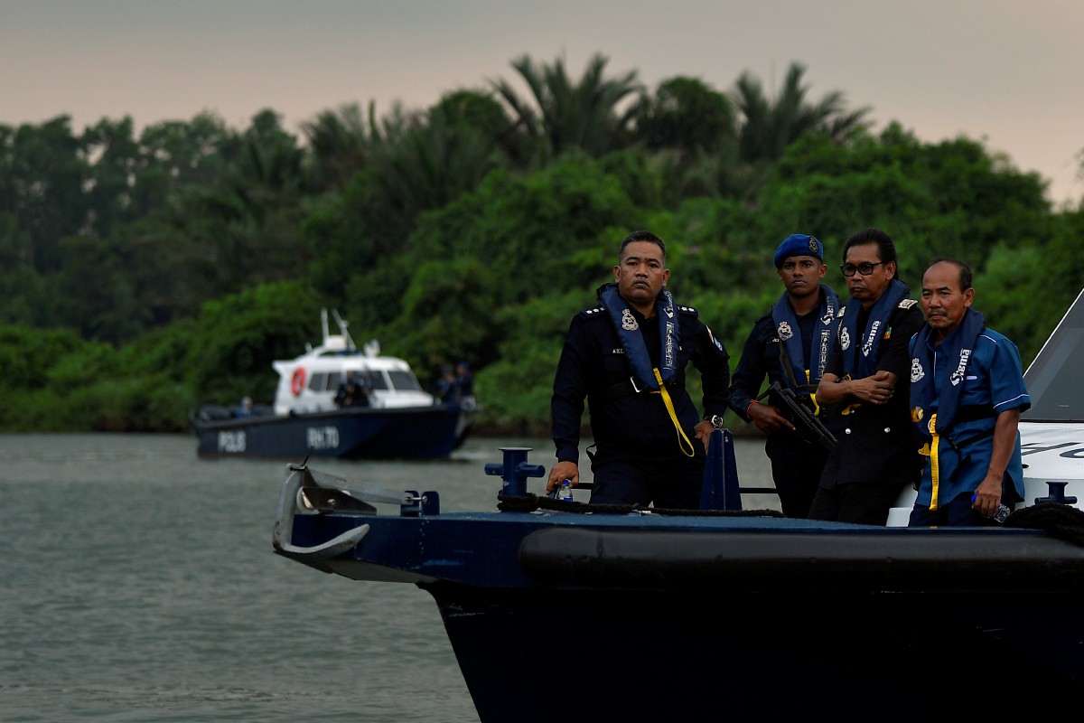 ISMAIL (kanan) menaiki bot kawalan Polis Diraja Malaysia (PDRM) bagi meninjau sekitar kawasan perairan sempadan Malaysia - Thailand di sini hari ini. FOTO Bernama