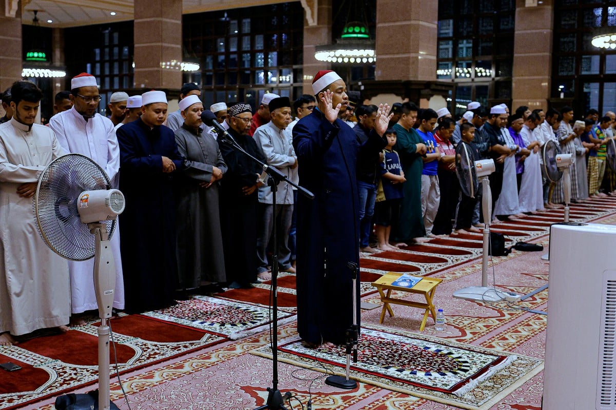 IMAM Besar Masjid Putra Dr Muhamad Zakuwa Rodzali mengetuai solat jenazah ghaib bagi Allahyarham Ismail Haniyeh yang terbunuh semalam, di Masjid Putra Putrajaya hari ini. FOTO Bernama