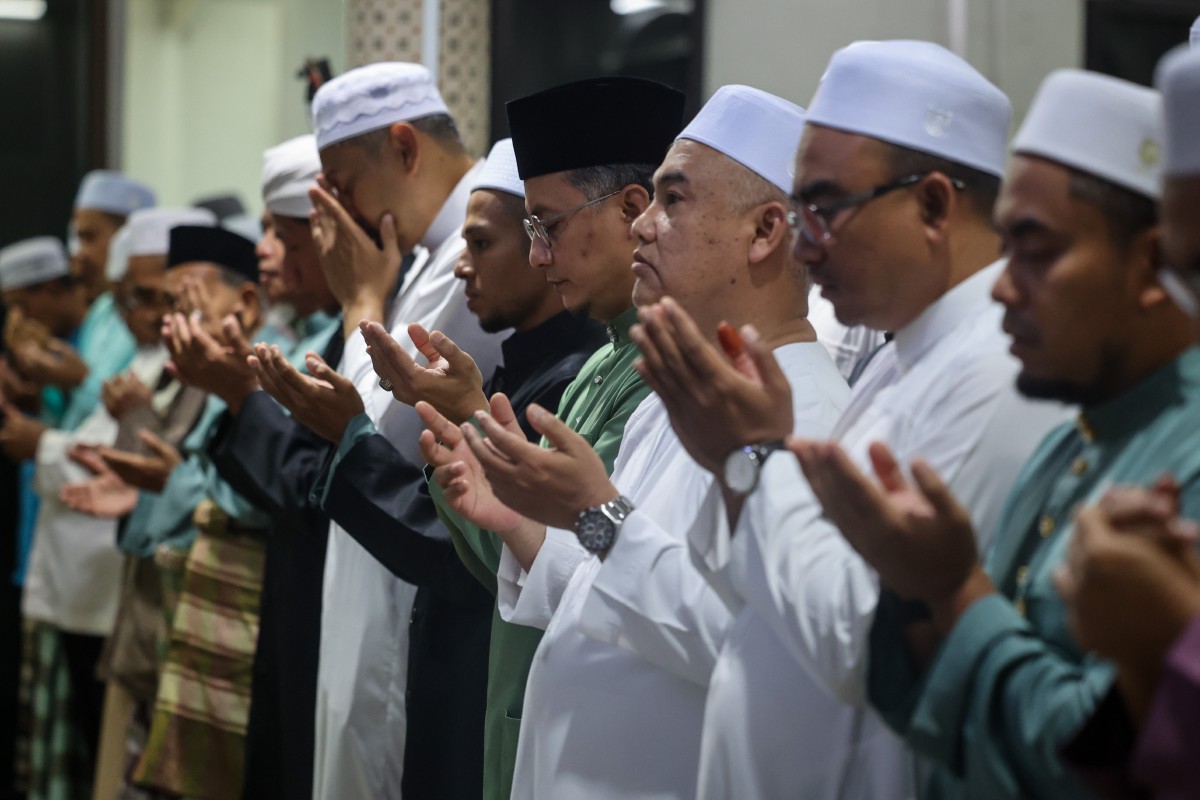 TIMBALAN Ketua Menteri I Pulau Pinang yang juga Yang Dipertua Majlis Agama Islam Pulau Pinang (MAINPP) Datuk Mohamad Abdul Halim (empat, kanan) mengaminkan bacaan doa selepas menunaikan solat jenazah ghaib susulan kematian pemimpin Hamas Allahyarham Ismail Haniyeh di Masjid Jamek Tuan Samad malam ini. FOTO Bernama.