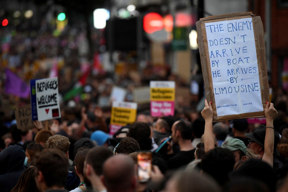 ORANG ramai berkumpul dalam protes menentang anti-pendatang di London. FOTO Reuters