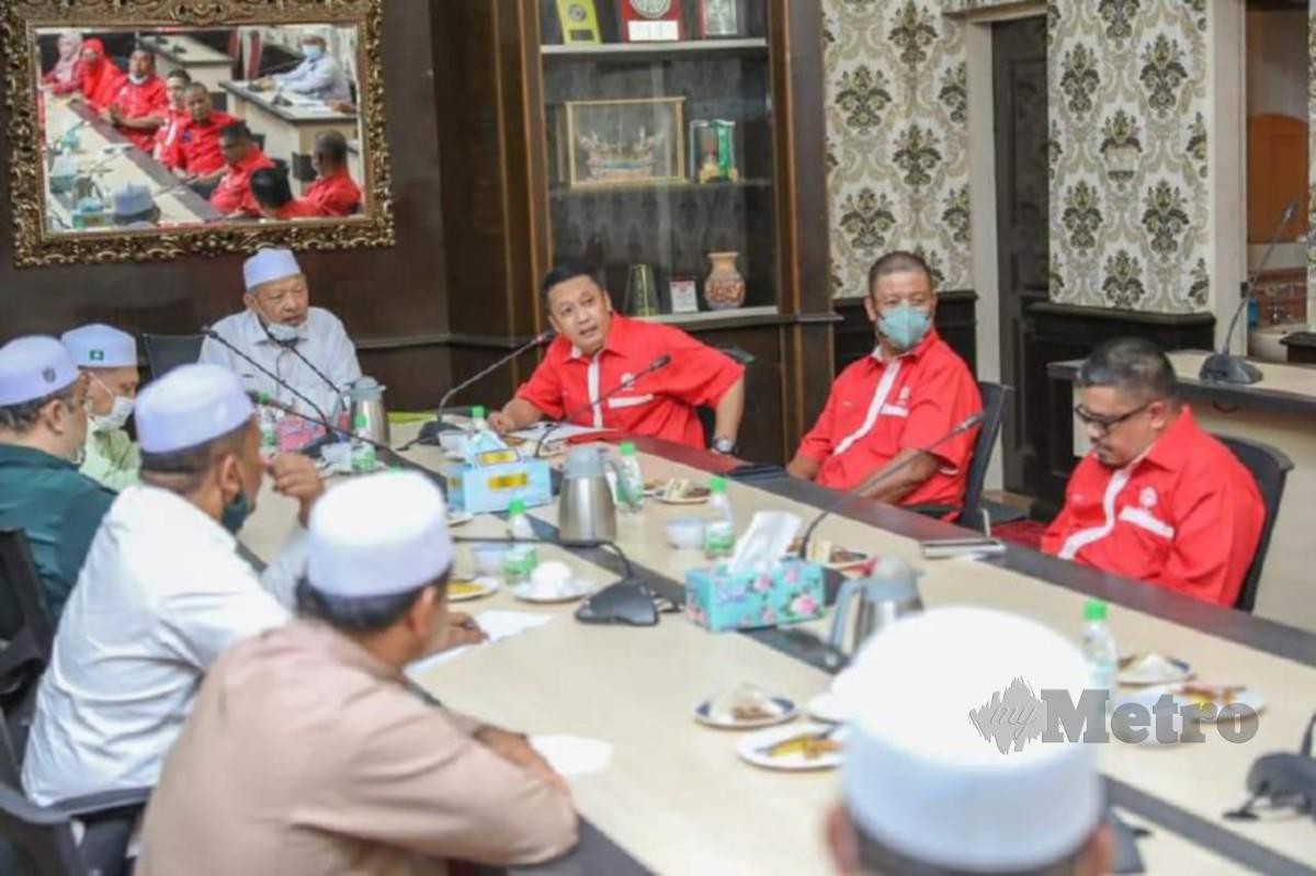 MESYUARAT khas antara Pas Kelantan dengan Umno di kediaman Menteri Besar, Datuk Ahmad Yakob, hari ini. FOTO FB Ahmad Yakob