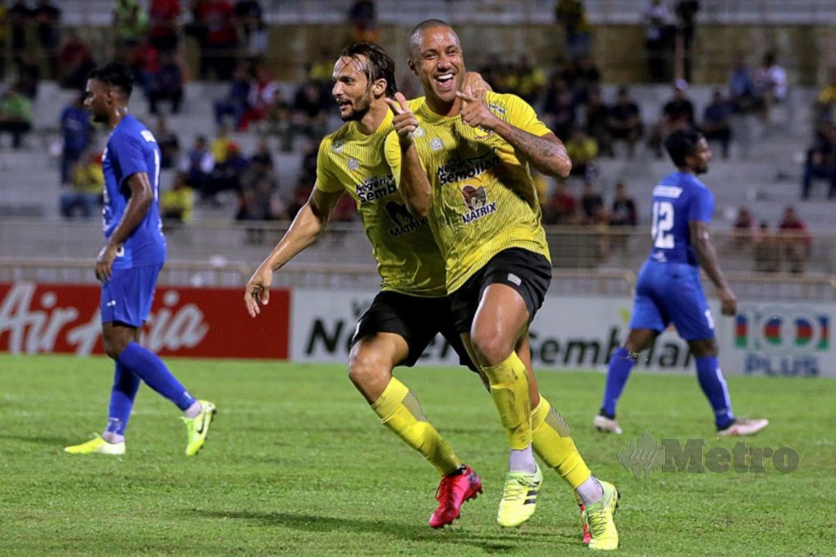 Pemain import Negeri Sembilan, Igor Luiz (kanan) meraikan jaringan gol bersama rakan sepasukannya.