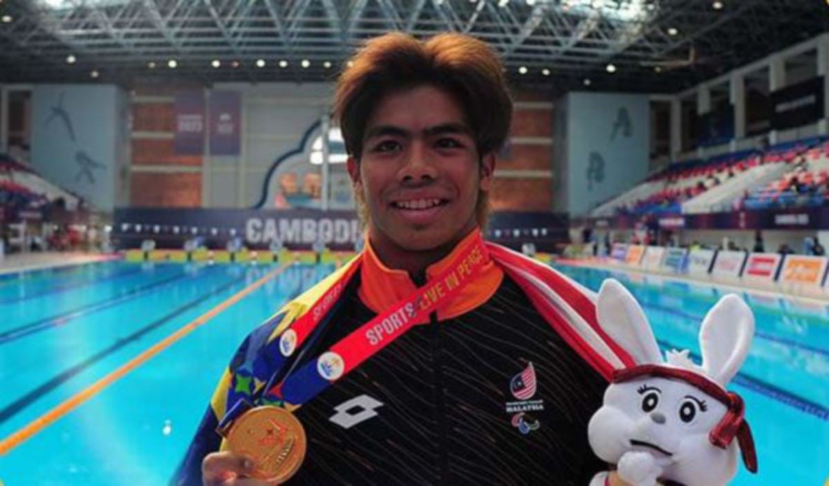 IMAAN Aiman memperoleh kilauan pingat emas keduanya  menerusi acara 100m kuak lentang S14. FOTO Ihsan Majlis Paralimpik Malaysia