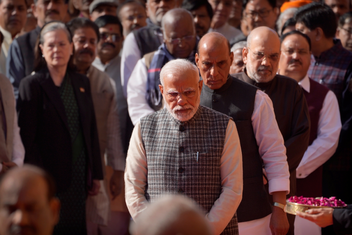 Perdana Menteri India Narendra Modi bersama rakan kabinetnya dan pemimpin politik lain berdiri dalam barisan untuk menawarkan penghormatan bunga kepada mangsa serangan pengganas 2001 di Bangunan Parlimen, di New Delhi. FOTO AFP