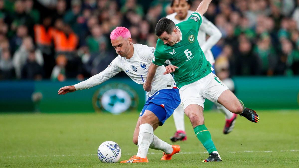 PEMAIN Perancis, Antoine Griezmann (kiri) berebut bola dengan pemain Ireland, Josh Cullen pada perlawanan Kumpulan B di Stadium Aviva di Dublin. FOTO AP 