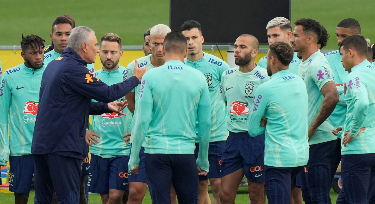 TITE (kiri) memberi arahan kepada pemain Brazil pada sesi latihan menjelang Piala Dunia. FOTO AP 