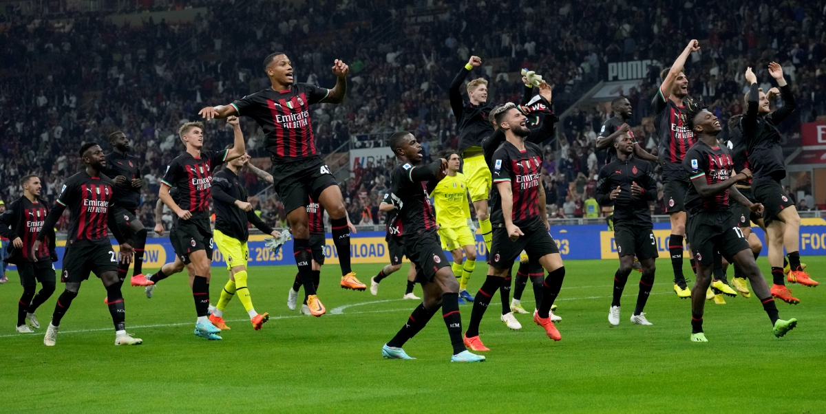 PEMAIN AC Milan meraikan kemenangan selepas tamat perlawanan. FOTO AP  
