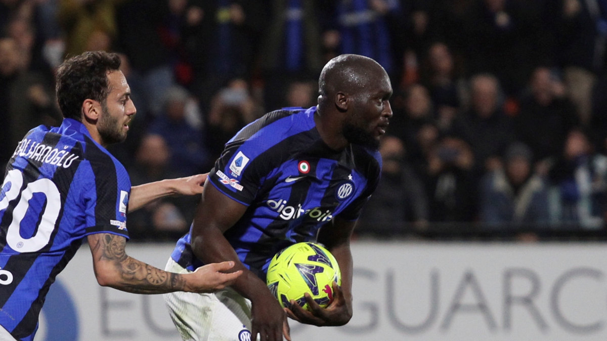 LUKAKU (kanan) menjaringkan gol menerusi sepakan penalti, namun ia tidak memadai untuk membantu Inter Milan membawa pulang tiga mata. FOTO AP 