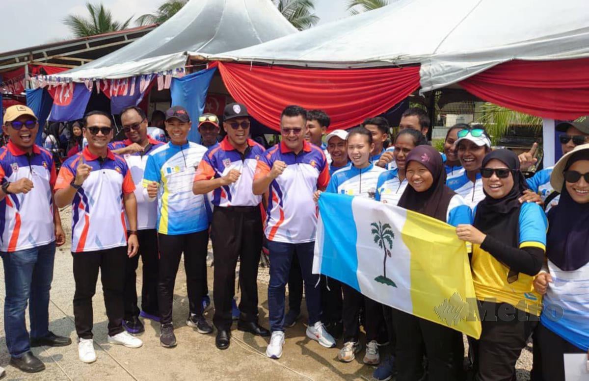 Presiden Persatuan Memanah Negeri Johor, Datuk Pandak Ahmad (lima dari kiri) menyempurnakan Majlis Penyampaian Hadiah bagi Kejohanan Memanah Antarabangsa Johor 2023 di Lapang Sasar Memanah, Taman Mutiara Rini di sini, semalam. FOTO IZZ LAILY HUSSEIN