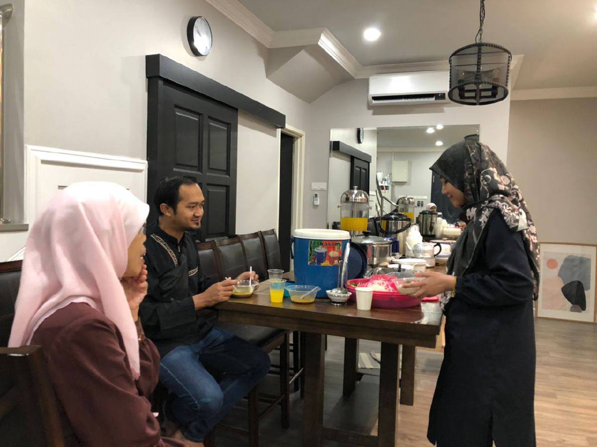 Izzati dan keluarganya menghadiri rumah terbuka di Kuala Lumpur. FOTO ihsan Izzati Zaini