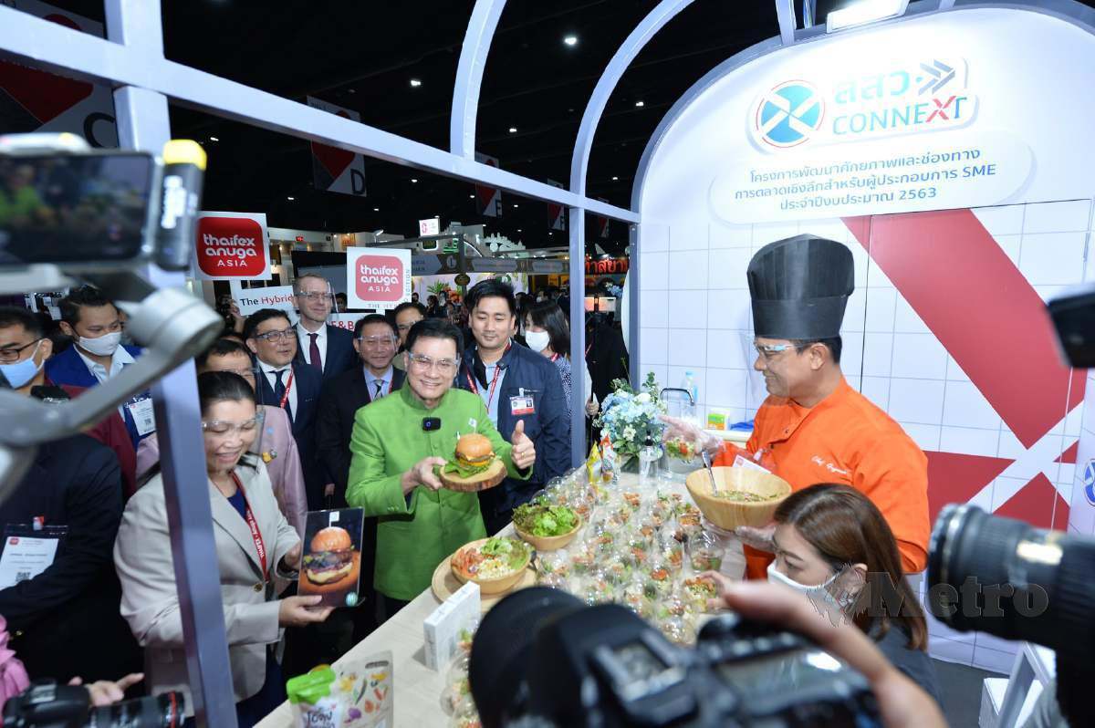   Timbalan Perdana Menteri dan Menteri Perdagangan Thailand, Jurin Laksanawisit (berbaju hijau) ketika melawat ruang pameran sempena THAIFEX-Anuga Asia yang diadakan secara hibrid.