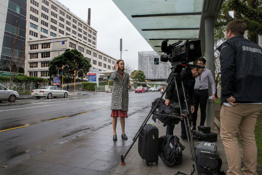 PENGAMAL media sudah menunggu di luar Hospital Bandar Auckland untuk membuat liputan berkenaan Perdana Menteri New Zealand, Jacinda Ardern yang akan bersalin. Foto REUTERS 
