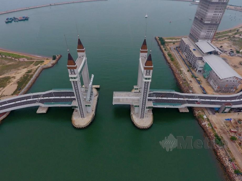 Jambatan angkat atau ‘drawbridge’ di Kuala Terengganu. Foto NSTP 