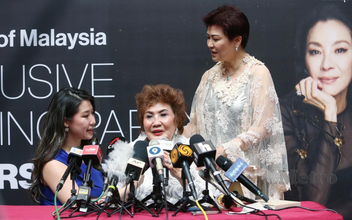 Janet (tengah) pada sidang media mengenai kejayaan Michelle Yeoh. FOTO Rohanis Shukri