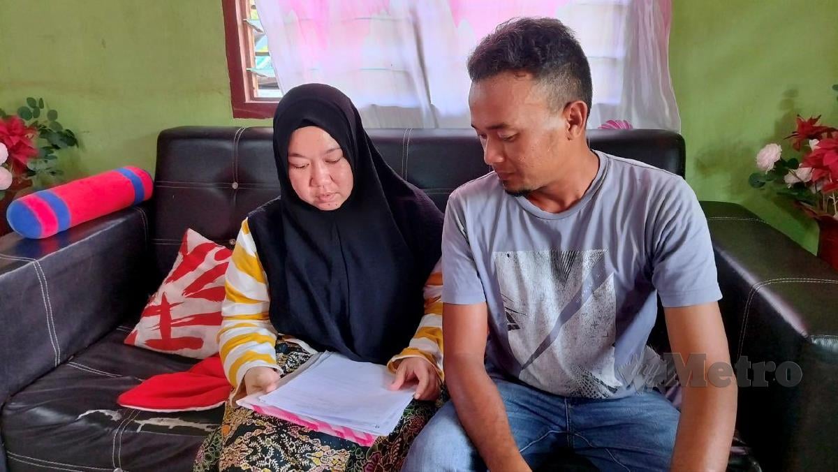 Nurul Jannah Abdul Rahman yang menghidap kanser ovari tahap empat dan suaminya, Mohd Shukri Ismail melihat laporan perubatan hospital. FOTO ZULIATY ZULKIFFLI