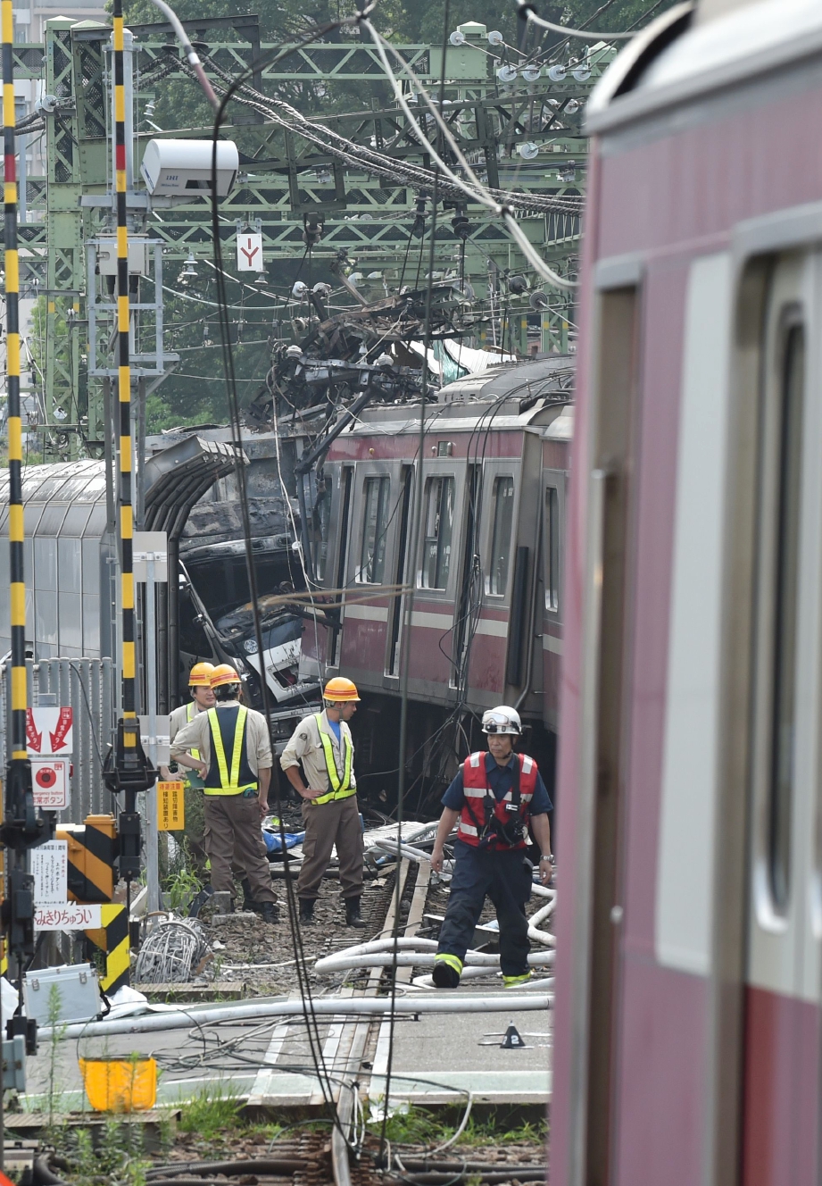 TRAK remuk setelah kereta api bertembung di Tokyo. FOTO: AFP