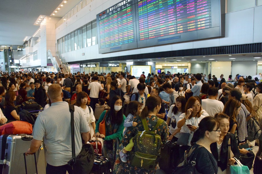 SEJUMLAH 16,900 penumpang terkandas di lapangan terbang pada tengah malam tadi. FOTO AFP