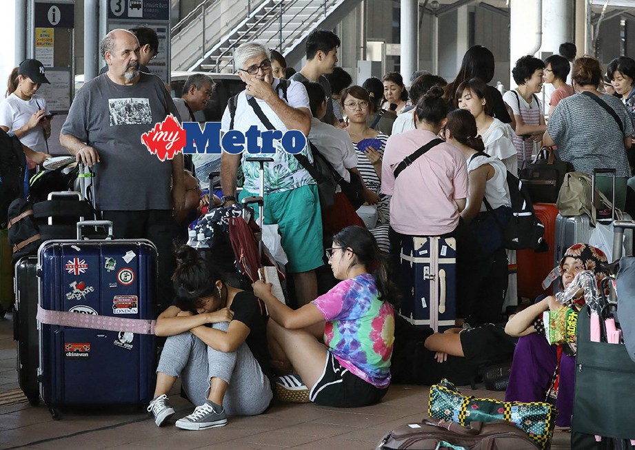 PENUMPANG terkandas selepas Osaka dilanda taufan. FOTO/AFP 