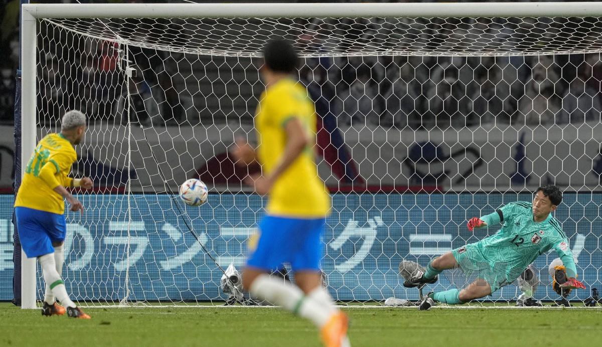 NEYMAR (kiri) berjaya menyempurnakan penalti ketika Brazil berdepan Jepun dalam aksi persahabatan. FOTO EPA