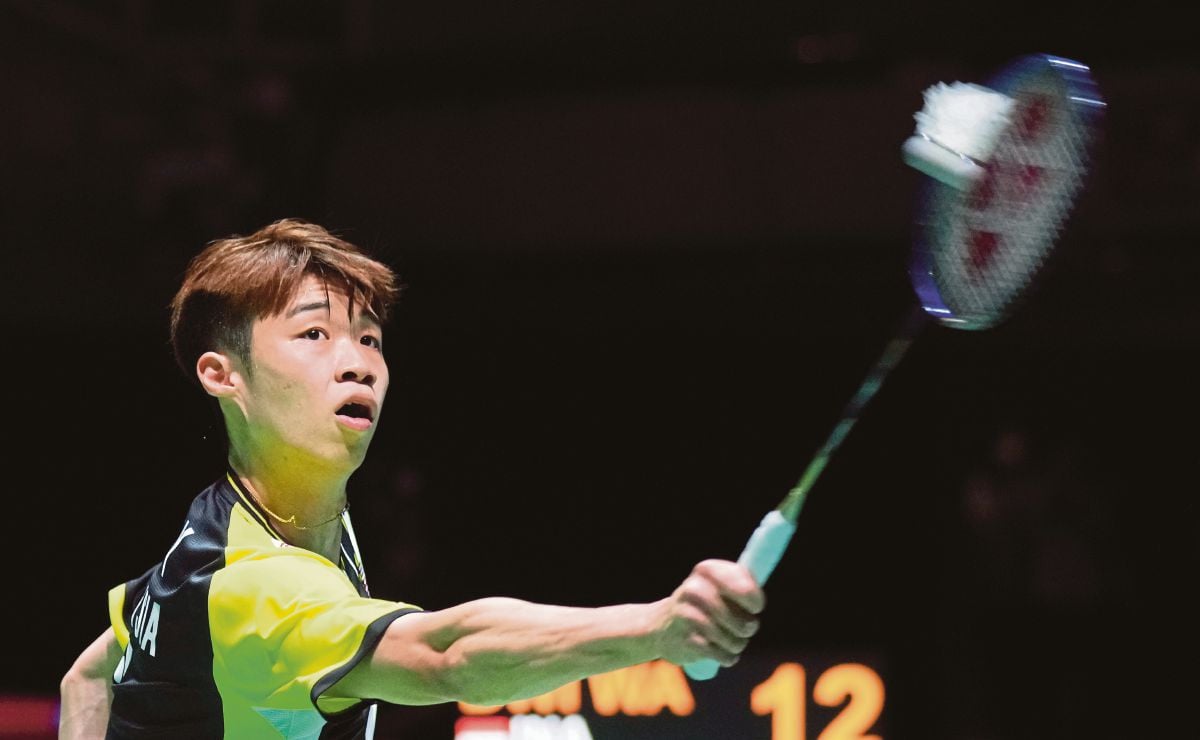 PEMAIN perseorangan negara, Ng Tze Yong menewaskan pemain Indonesia, Chico Aura Dwi Wardoyo di pusingan pertama Kejohanan Badminton Dunia di Tokyo, hari ini. FOTO EPA 