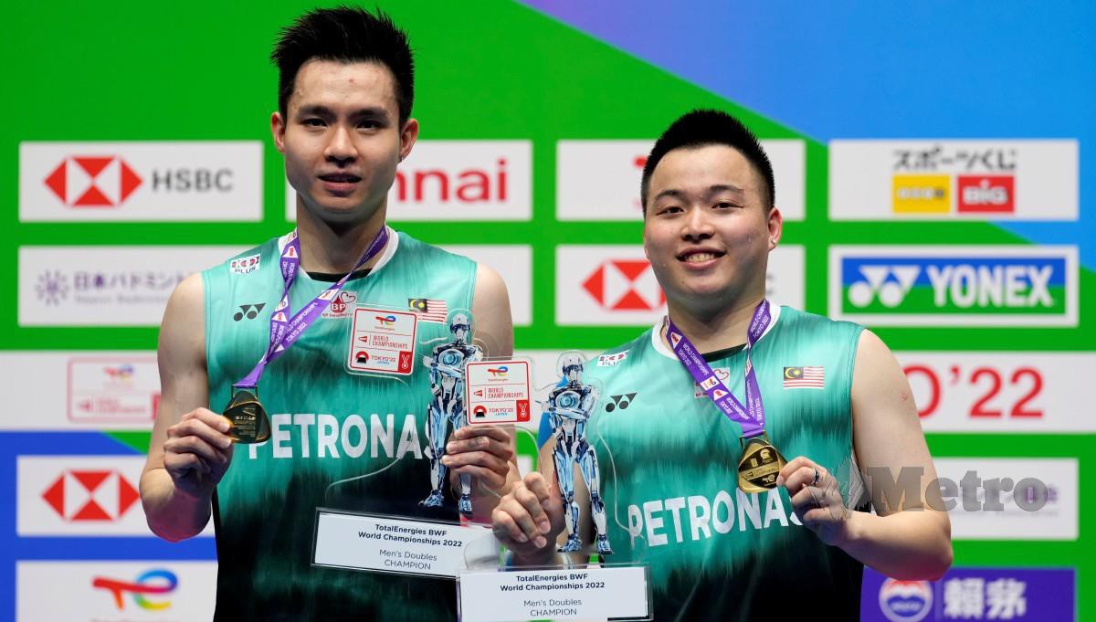 WOOI Yik (kiri) dan Aaron memberi amaran bahawa barisan pemain badminton Malaysia akan bangkit pada kejohanan akan datang. FOTO EPA